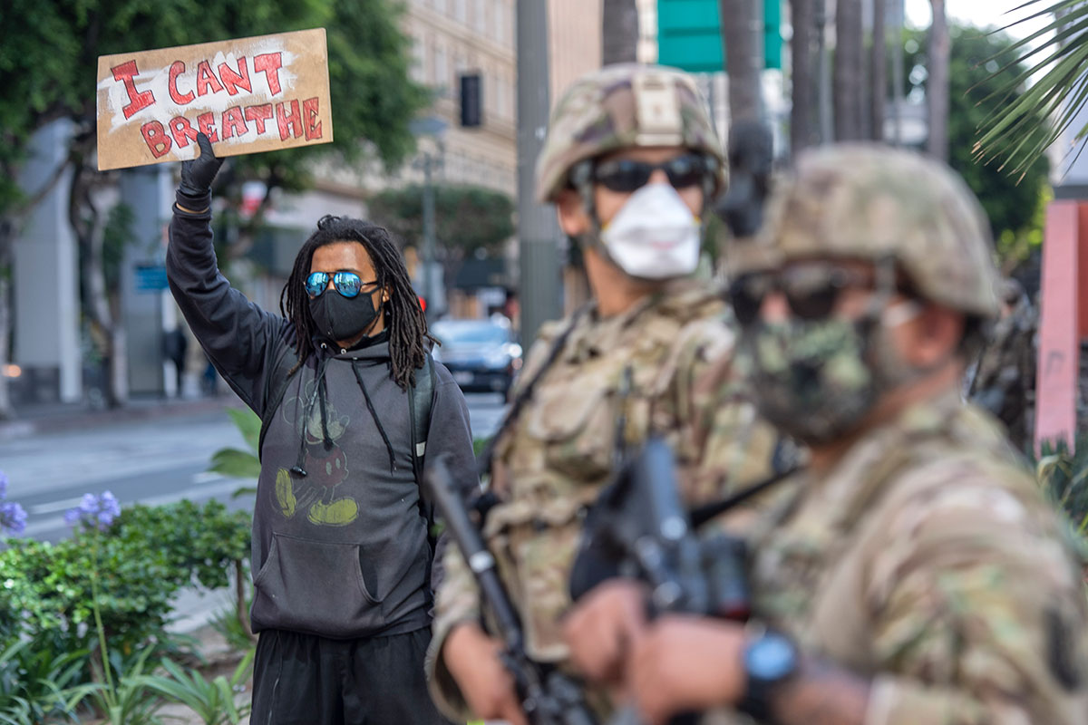 Un manifestante con un cartel donde se lee “No puedo respirar”, en referencia al momento de la brutal detención de George Floyd. Europa Press- Hans Gutknecht/Orange County
