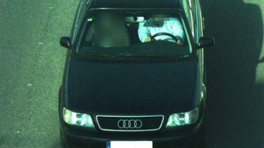 La foto inválida captada por una de las 225 cámaras que justificaba la sanción al conductor en Cuenca. CEDIDA-El Español