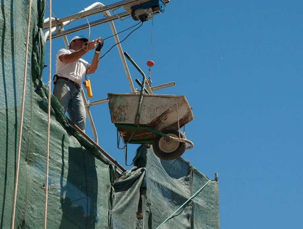 Trabajador en un andamio. Pixabay