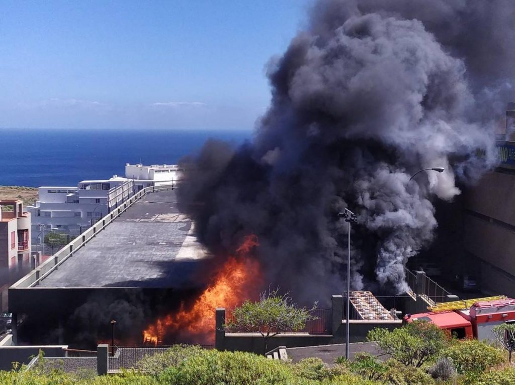 Incendio en un local comercial en Añaza
