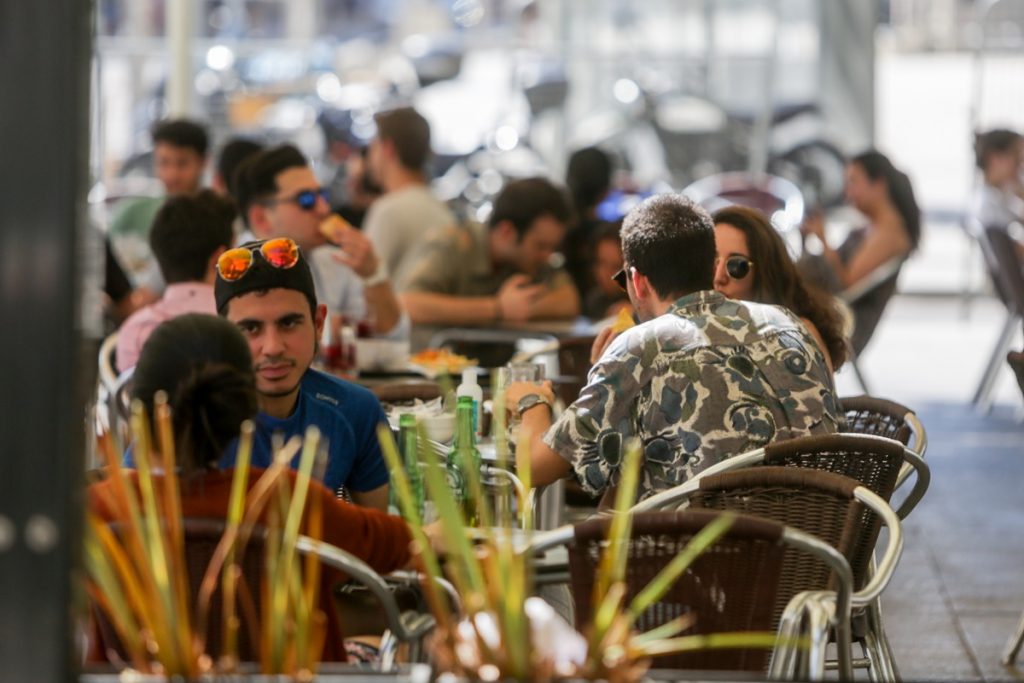 Varias personas en una terraza. EP