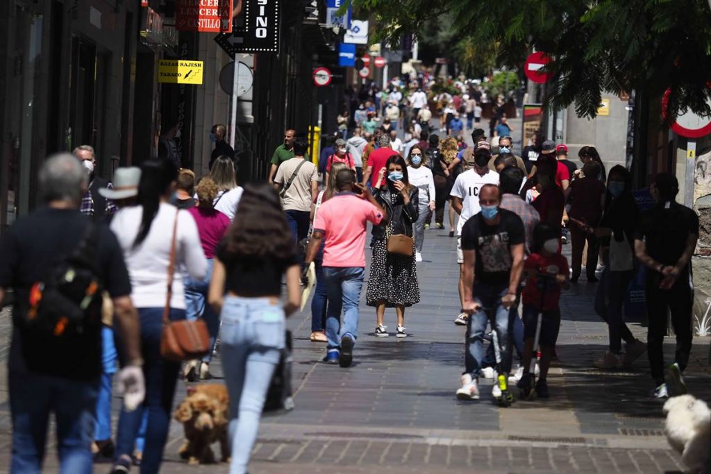 La calle Castillo empieza a recuperar la normalidad, con gente y las tiendas con rebajas. Sergio Méndez