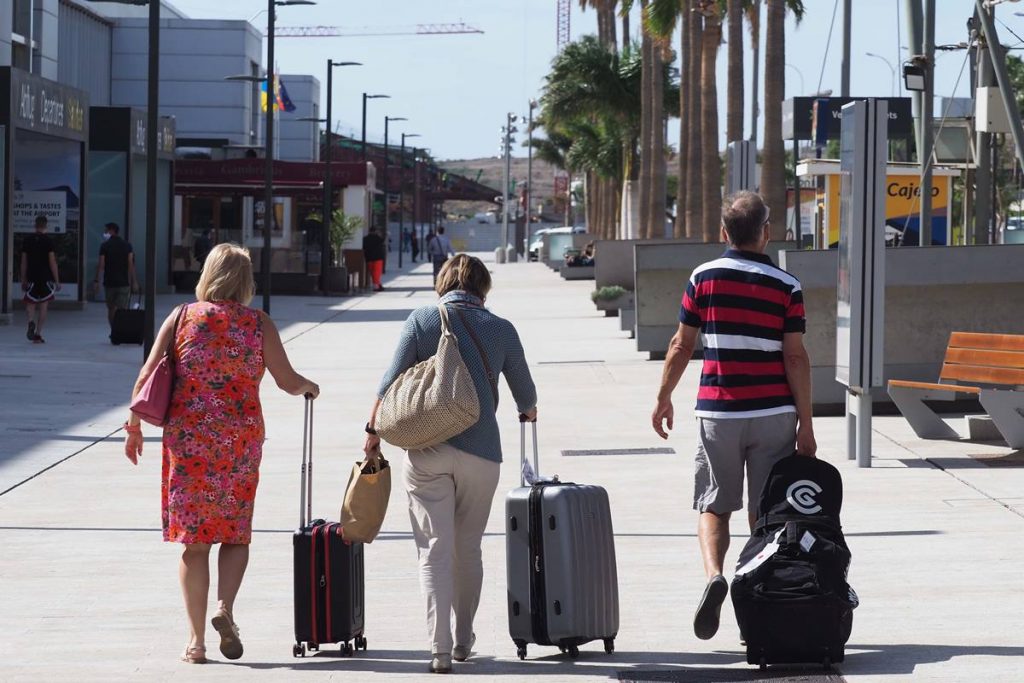 Varios turistas en el aeropuerto Tenerife Sur. Sergio Méndez