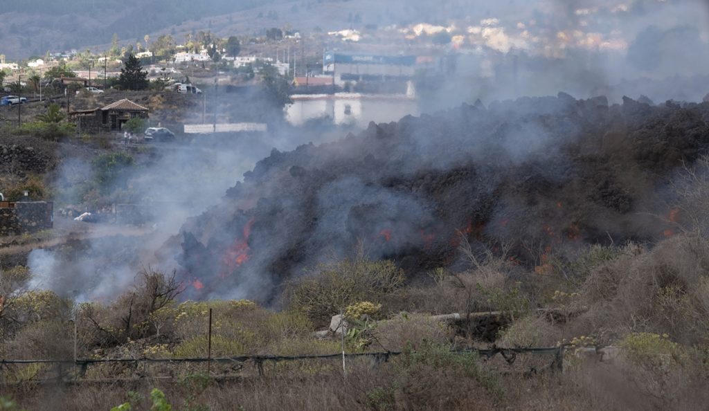 Dos bomberos trabajan en una de las zonas afectadas por la erupción del volcán, a 22 de septiembre de 2021, en La Palma,. / Europa Press