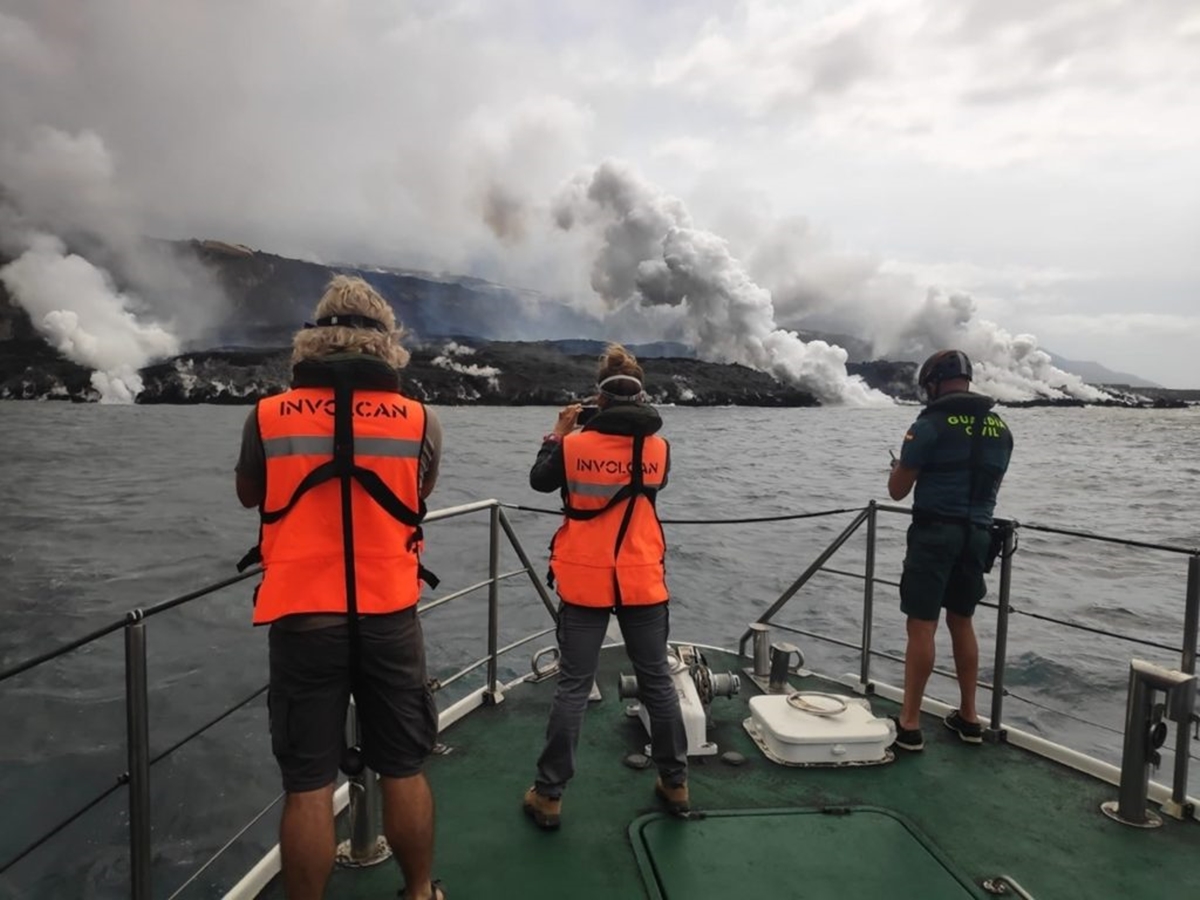 Científicos del Involcan toman medidas de SO2 del delta lávico del volcán de La Palma desde una patrullera de la Guardia Civil. | DA