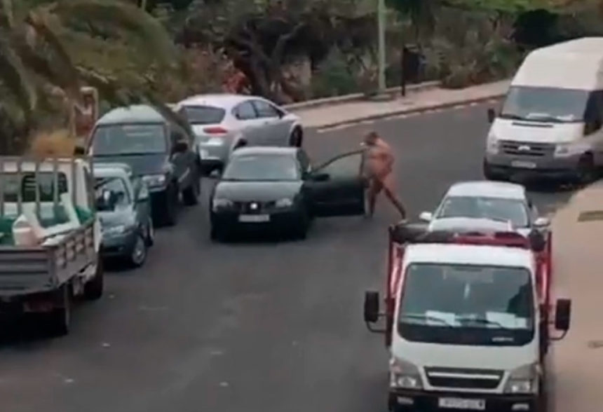 Hombre golpea coches en Las Palmas
