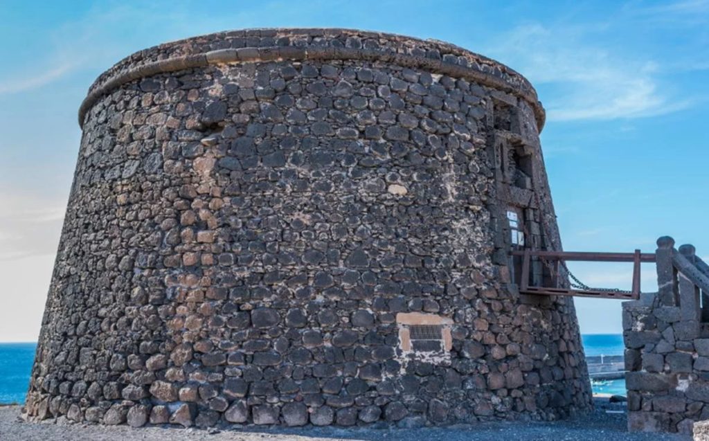 Restauran el castillo del Tostón de las pintadas de un ataque vandálico