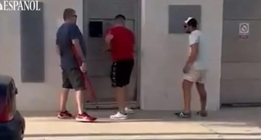 Víctor, el hombre que echó con barras de hierro a la familia que okupaba su casa: “Actué en caliente”