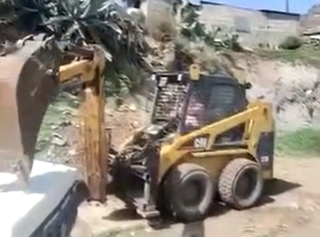 Revienta el coche de su hermano con una pala mecánica en Gran Canaria