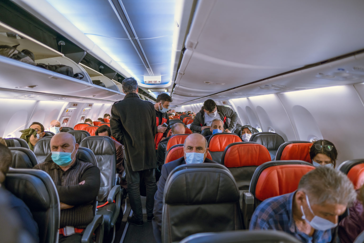 Coincide en el avión con su jefe, al que le puso una excusa para no ir a trabajrar