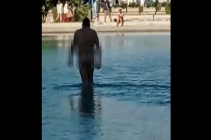 Se baña como dios lo trajo al mundo en el charco de la Plaza de España en Tenerife