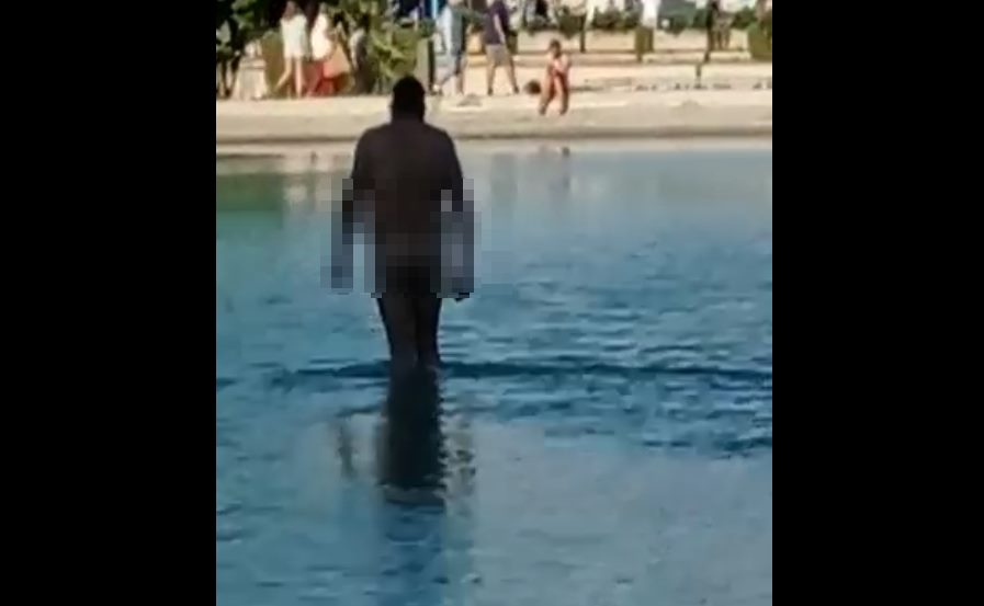 Se baña como dios lo trajo al mundo en el charco de la Plaza de España en Tenerife