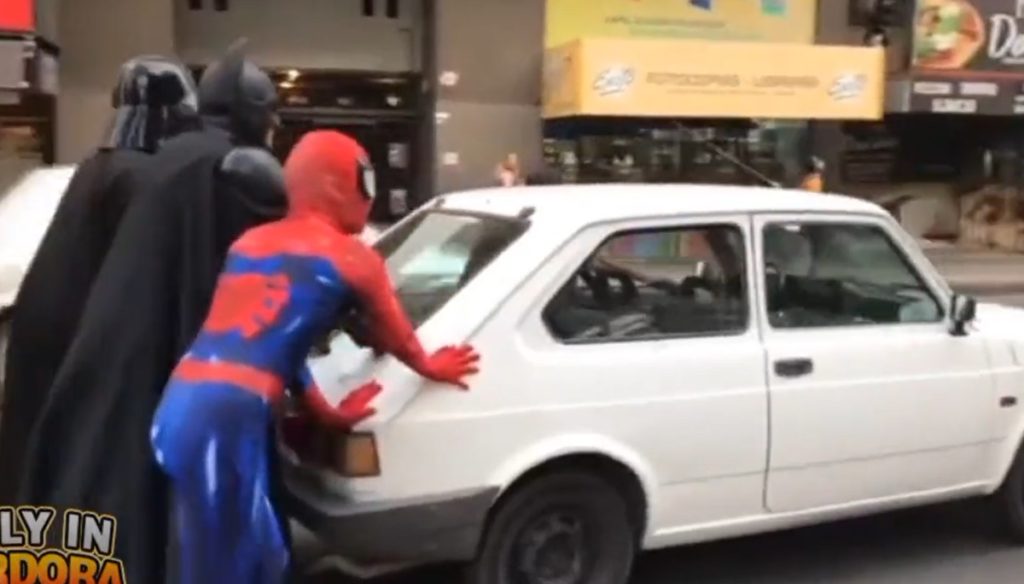 Se les para el Fiat 147 y Batman, Spiderman y Darth Vader se lo empujan