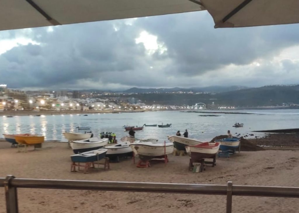 Muere un joven que se encontraba con su novia en la playa de Las Canteras