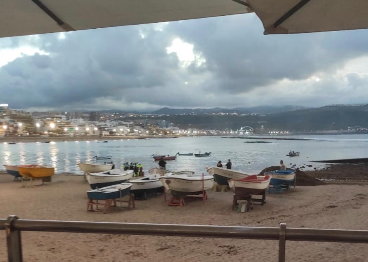 Muere un joven que se encontraba con su novia en la playa de Las Canteras