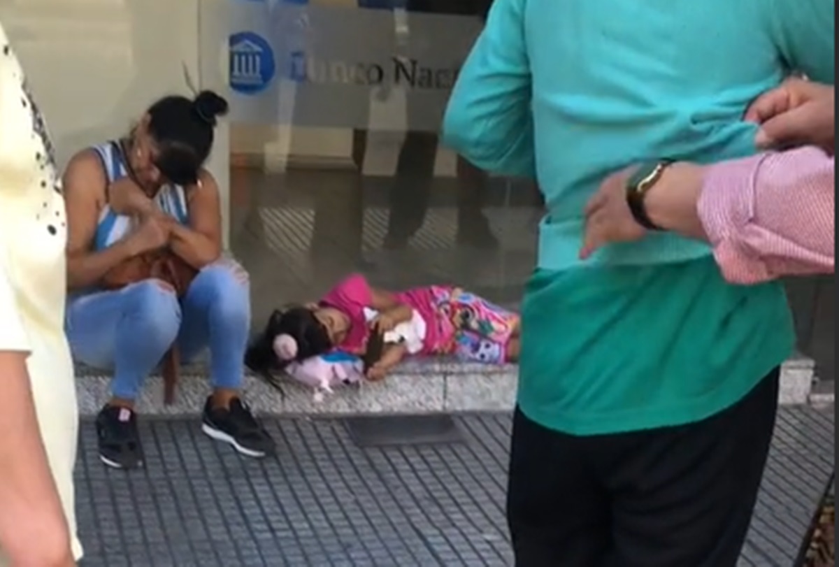 Se le cuela una rata en la ropa mientras esperaba en la cola del banco