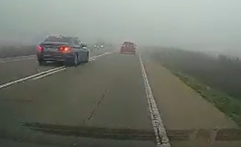 La terrible maniobra de un vehículo: a punto de chocar de frente por adelantar con niebla