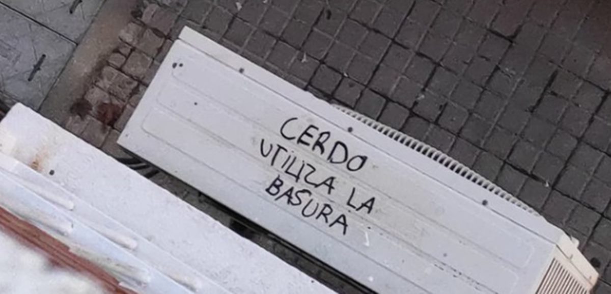 Harto de que le tiraran basura del piso de arriba, mandó un mensaje muy clarito