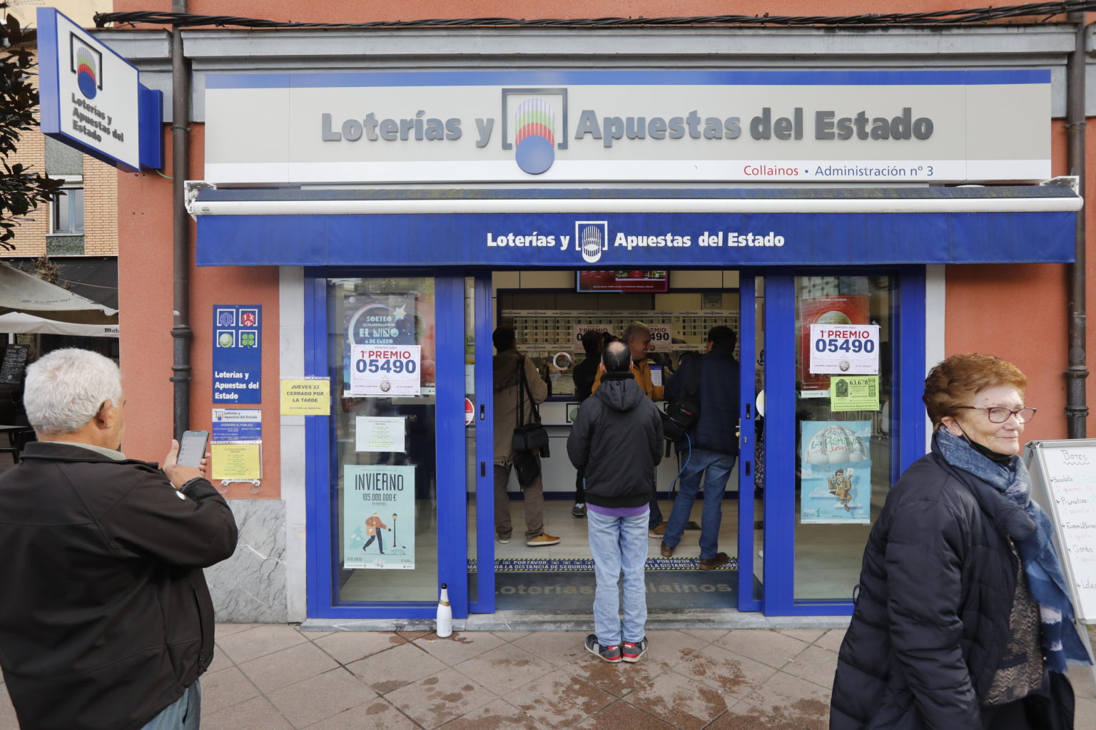 Gana el Gordo de Navidad y lo primero que hace es decirle a su jefe que deja el trabajo