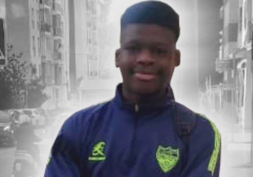 Fallece un futbolista de 13 años tras desplomarse mientras jugaba