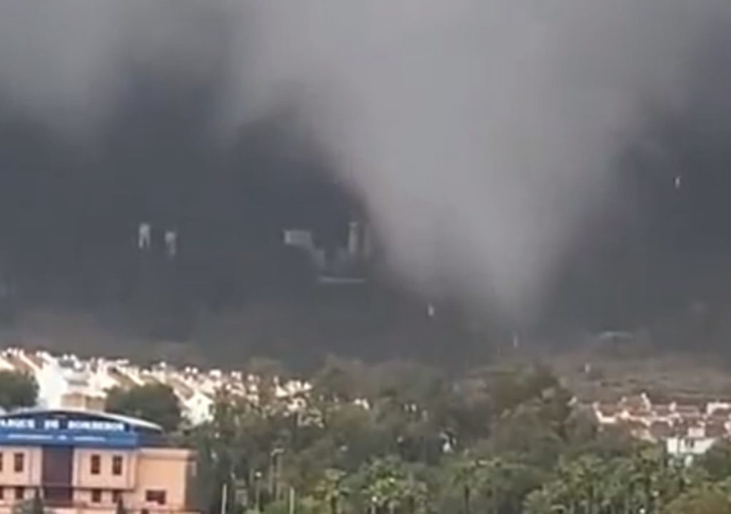 Un tornado en plena calle deja un herido y varios edificios afectados