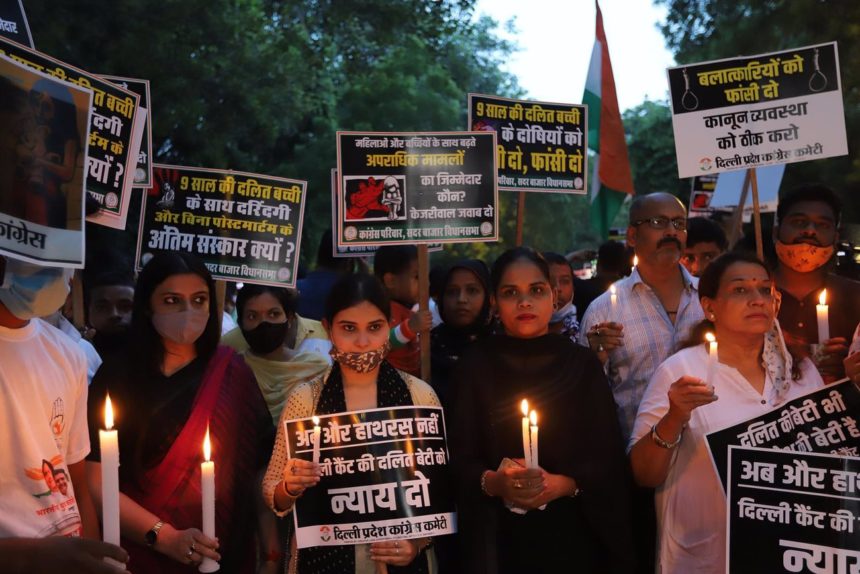 Ocho hombres detenidos en India por la violación en grupo de una niña de 16 años durante más de doce horas
