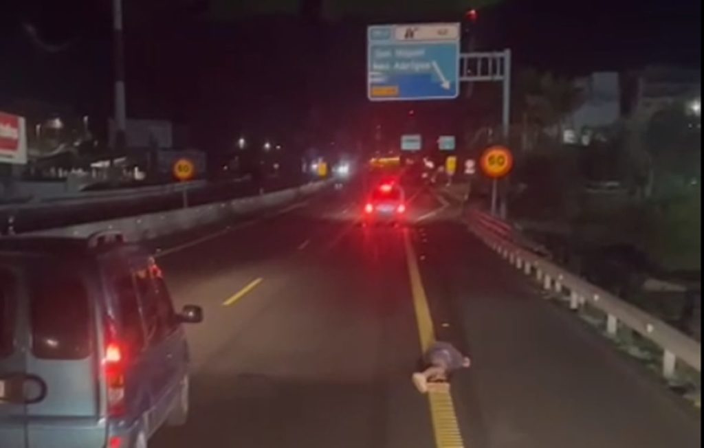 Se baja del coche en Tenerife y se pone a hacer la croqueta