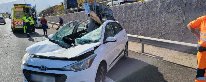 El neumático perdido de un camión destroza un coche en plena autopista en Tenerife