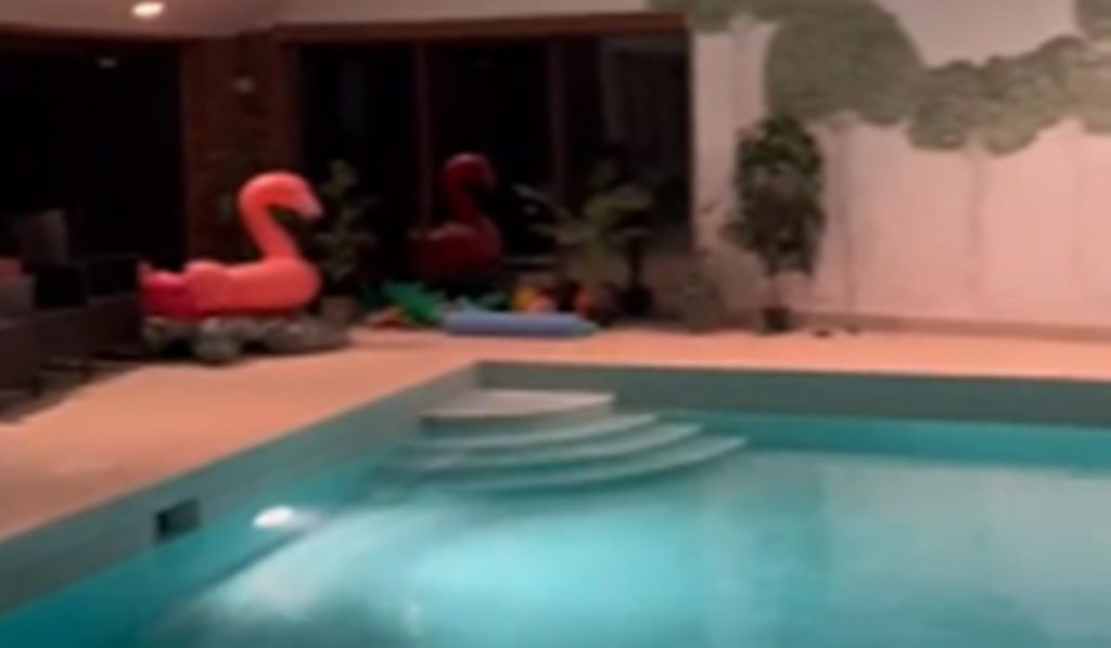 Le compra una casa a un futbolista y descubre una "puerta secreta" en la piscina