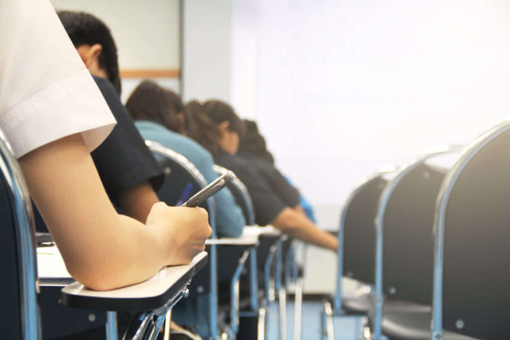 Pillan a un joven copiando en el examen de conducir con una cámara escondida en la ropa y un pinganillo