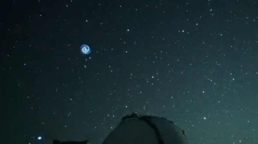 Aparece una misteriosa formación en espiral en el cielo de Hawái y nadie sabe qué es