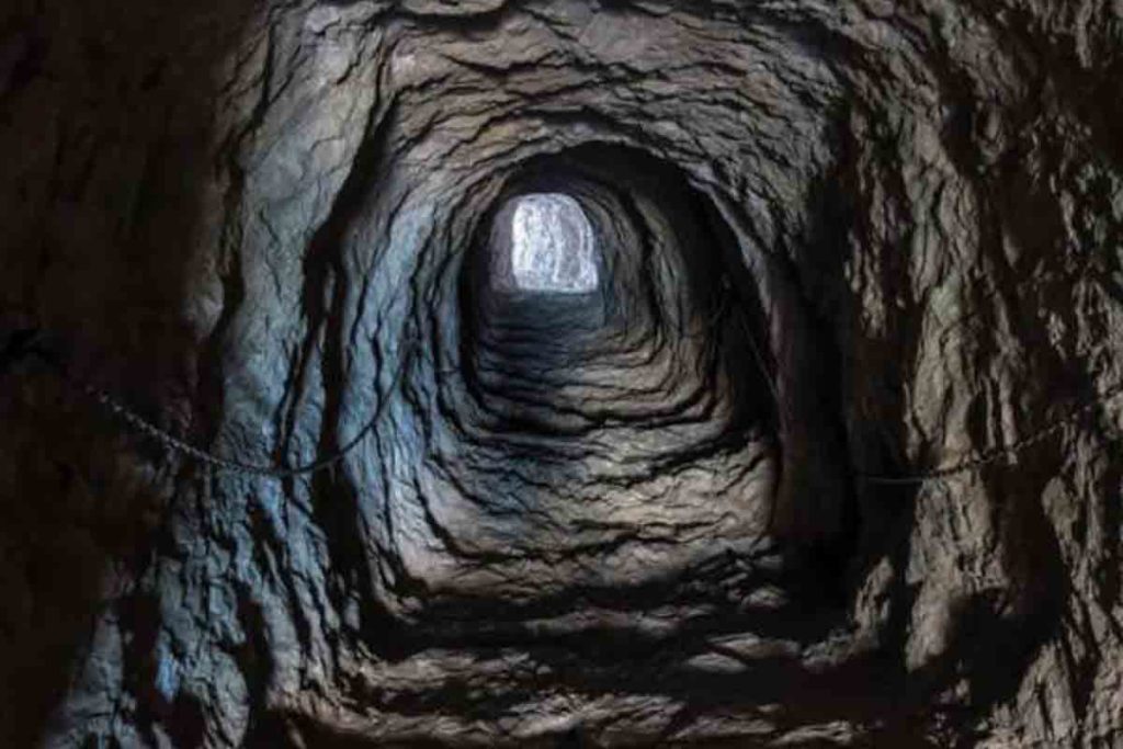 Descubrimiento túnel arqueólogos e investigadores