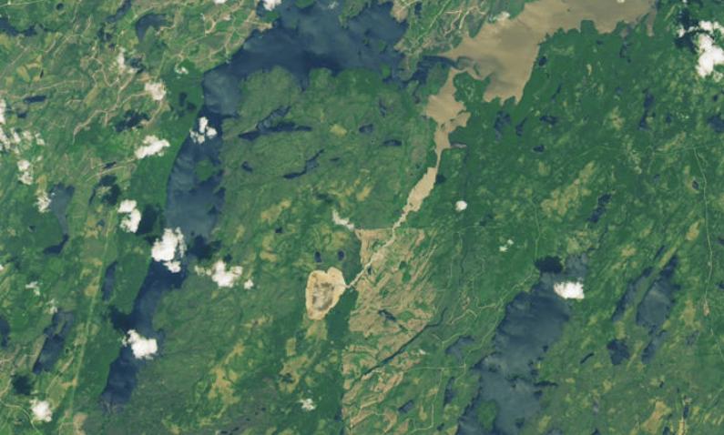 Imágenes del Observatorio de la Tierra de la NASA por Wanmei Liang, utilizando datos Landsat del Servicio Geológico de Estados Unidos del lago.