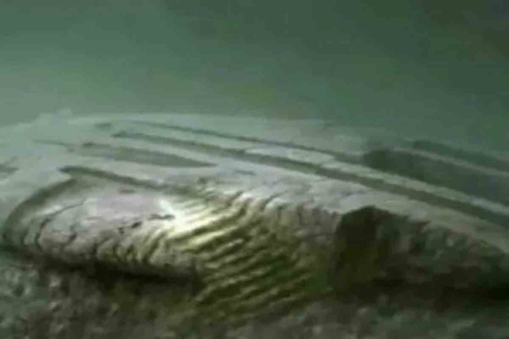 Estructura bajo el mar descubierta por los buzos