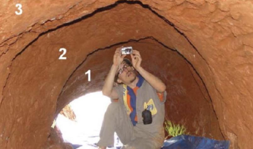 Vista hacia la entrada de un M. menor, que muestra tres cámaras sucesivas, indicadas mediante números por geólogos