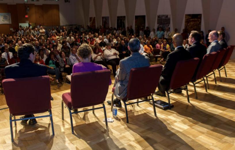Astrónomos reunidos hablando del descubrimiento