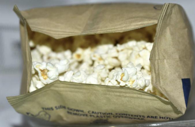 Un hombre que comió palomitas de maíz en microondas a diario durante años gana 7,2 millones de dólares tras desarrollar "pulmón de palomitas de maíz" como enfermedad