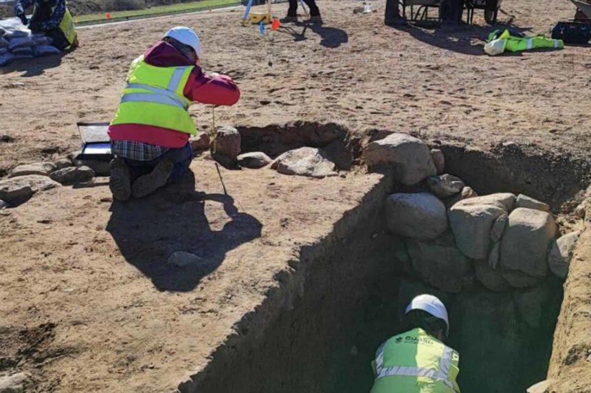 Arqueólogos en la cueva con el descubrimiento - BBC
