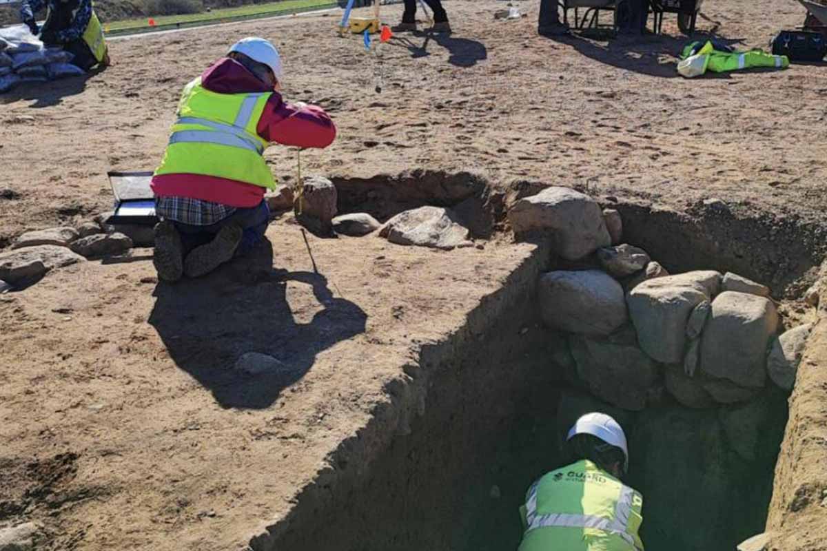 Arqueólogos en la cueva con el descubrimiento - BBC