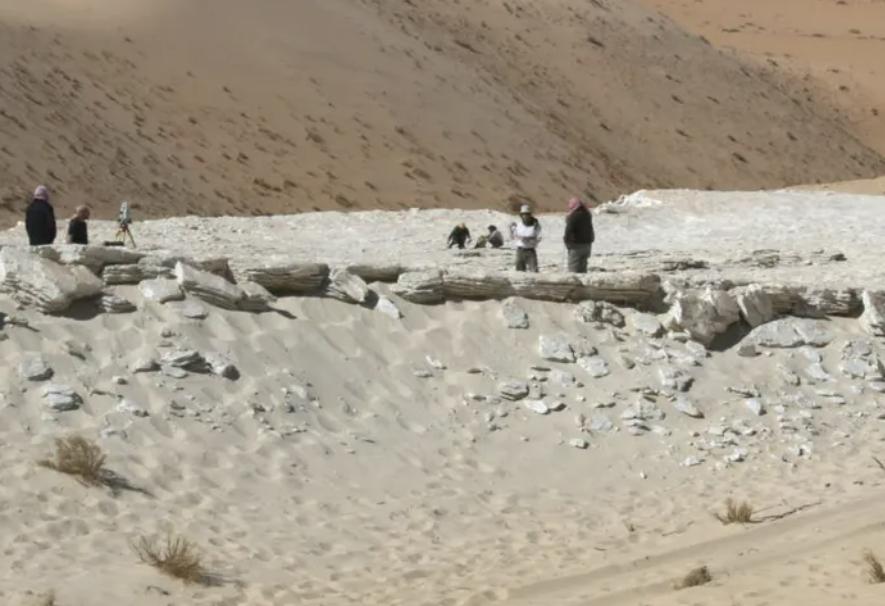 Arqueólogos en el Lago Alathar - SCIENCE