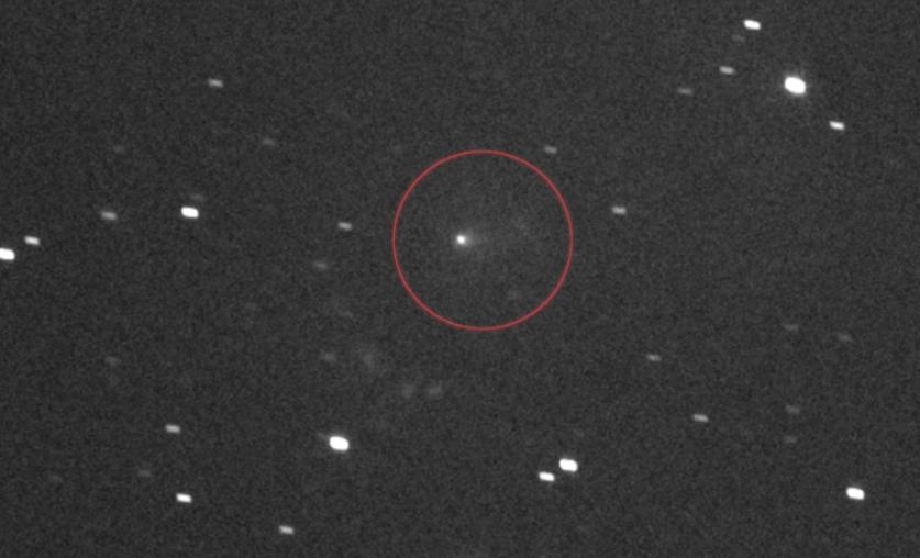 El cometa interestelar 3I/ATLAS, rodeado por un círculo en el centro, visto por el sensor pancromático L'LORRI, o en blanco y negro, a bordo de la sonda espacial Lucy de la NASA. Esta imagen se obtuvo apilando una serie de imágenes tomadas el 16 de septiembre de 2025, mientras el cometa se dirigía a Marte. Lucy se encontraba a 385 millones de kilómetros de 3I/ATLAS en ese momento, mientras exploraba ocho asteroides que comparten órbita con Júpiter. El sensor L'LORRI capturó la coma del cometa, el halo difuso de gas y polvo que rodea a 3I/ATLAS, y su cola, una mancha de gas que fluye a la derecha del cometa. Esta imagen abarca unos 11 minutos de arco de cielo, o aproximadamente un tercio del ancho de la Luna llena. El norte del sistema solar está arriba. Imagen: NASA/Goddard/SwRI/JHU-APL