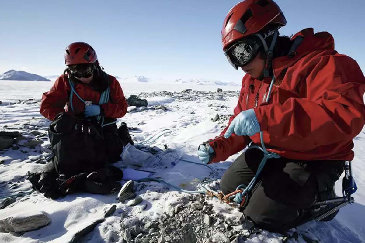 Robot oceánico bajo el hielo antártico recopilando datos sobre el derretimiento de plataformas de hielo