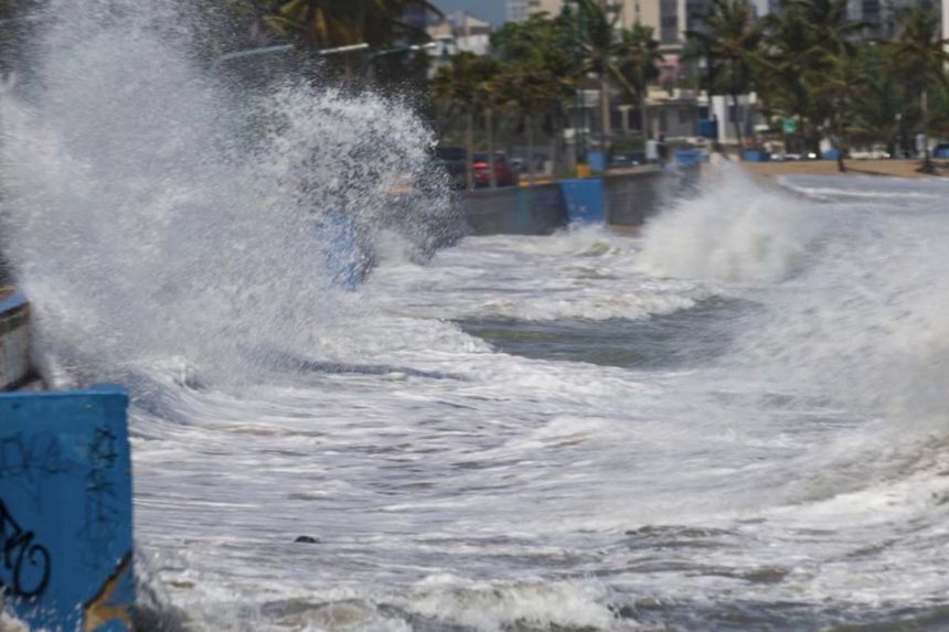Alerta por viento y mala mar en Canarias con fuerte oleaje en la costa - CER