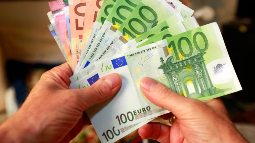 El salario mínimo interprofesional sube a 1.221 euros mensuales tras el acuerdo del Ministerio de Trabajo con los sindicatos
