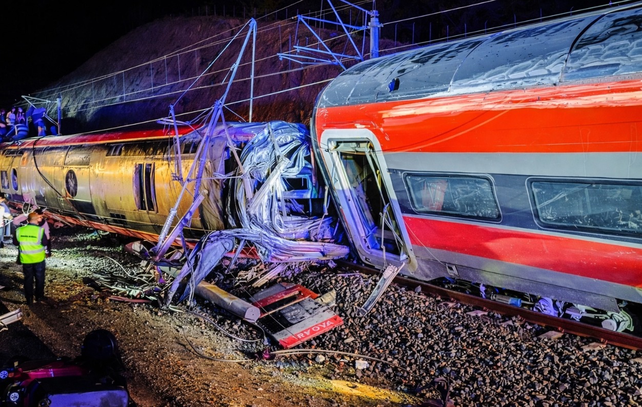 Descarrilamiento en Adamuz con trenes de Renfe e Iryo accidentados en Córdoba, amplio despliegue de emergencias y suspensión del tráfico ferroviario