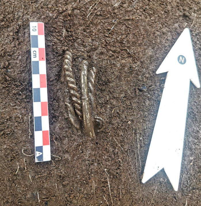 Tesoro de plata vikingo descubierto intacto bajo una antigua granja en Noruega, con brazaletes del siglo IX que revelan la riqueza y vida vikinga