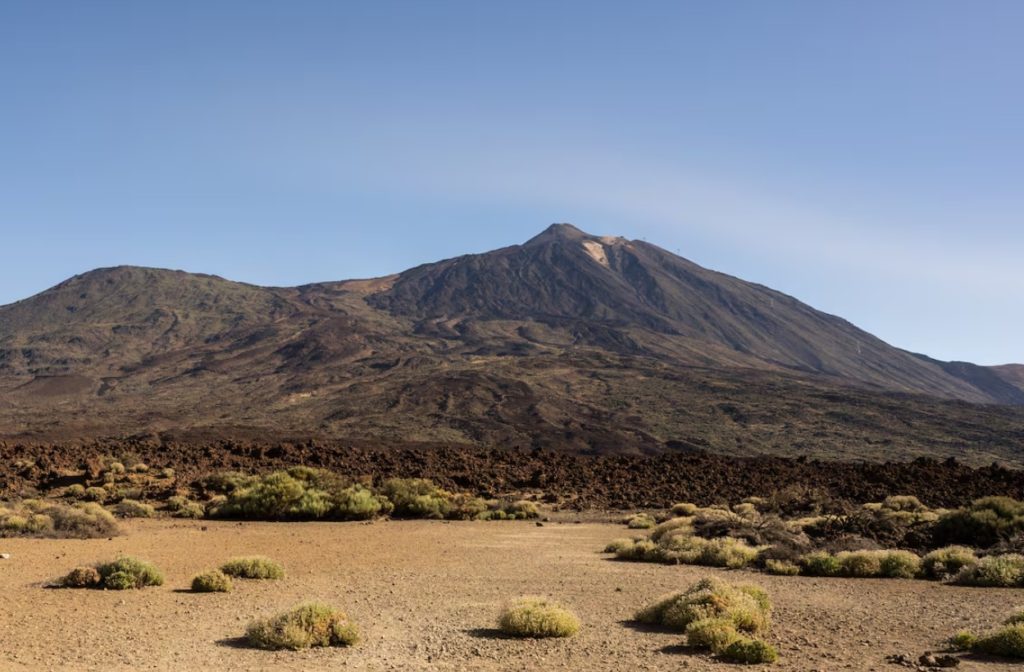 Vista del Teide y estaciones sísmicas en Canarias tras detectarse enjambres de terremotos y vibraciones prolongadas bajo el volcán