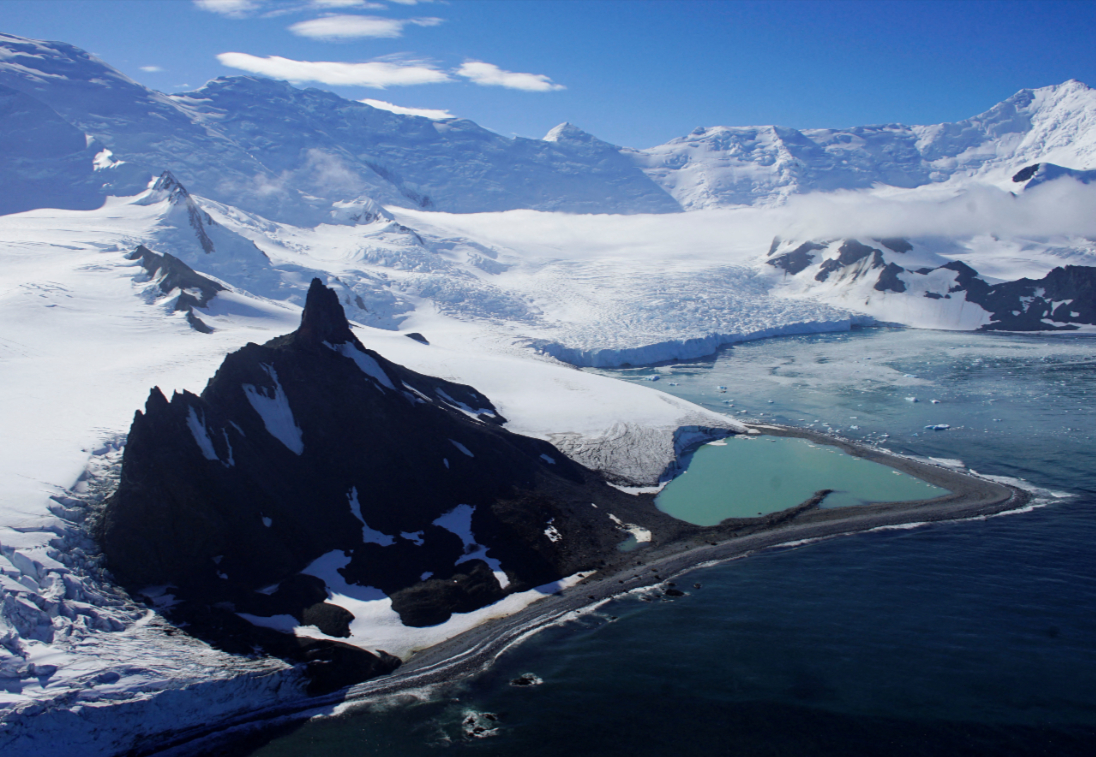 Vista satelital de la Antártida donde se estudia el agujero de gravedad relacionado con la evolución del hielo y el manto terrestre.