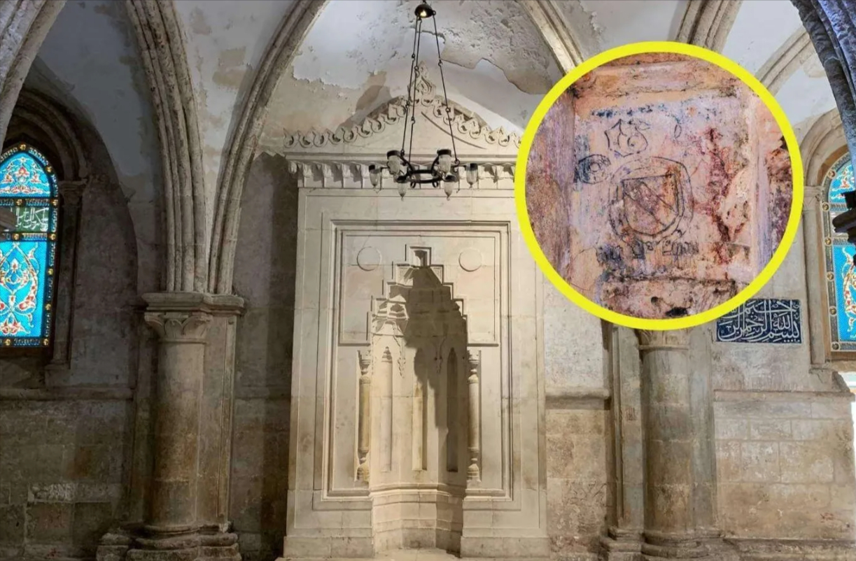 Interior del Cenáculo en Jerusalén donde arqueólogos han identificado inscripciones medievales y grafitis ocultos en los muros de piedra centenarios