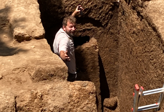 Cámara funeraria etrusca sellada descubierta por arqueólogos en San Giuliano con esqueletos y más de 100 ajuares funerarios intactos del siglo VII a.C.
